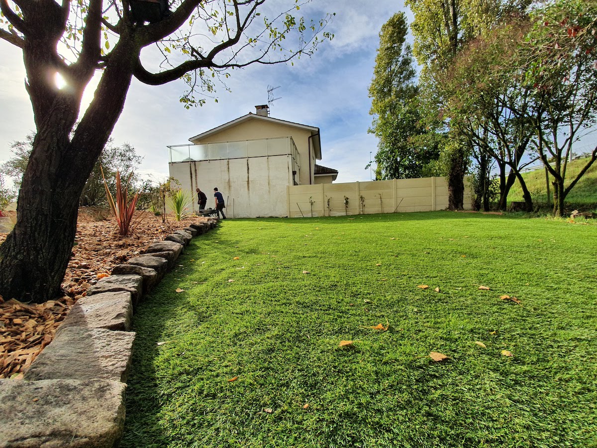 Vente et pose de gazon synthétique et de végétaux par votre jardinier paysagiste près de Libourne